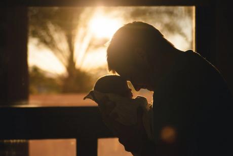 een vader houdt zijn baby dichtbij 